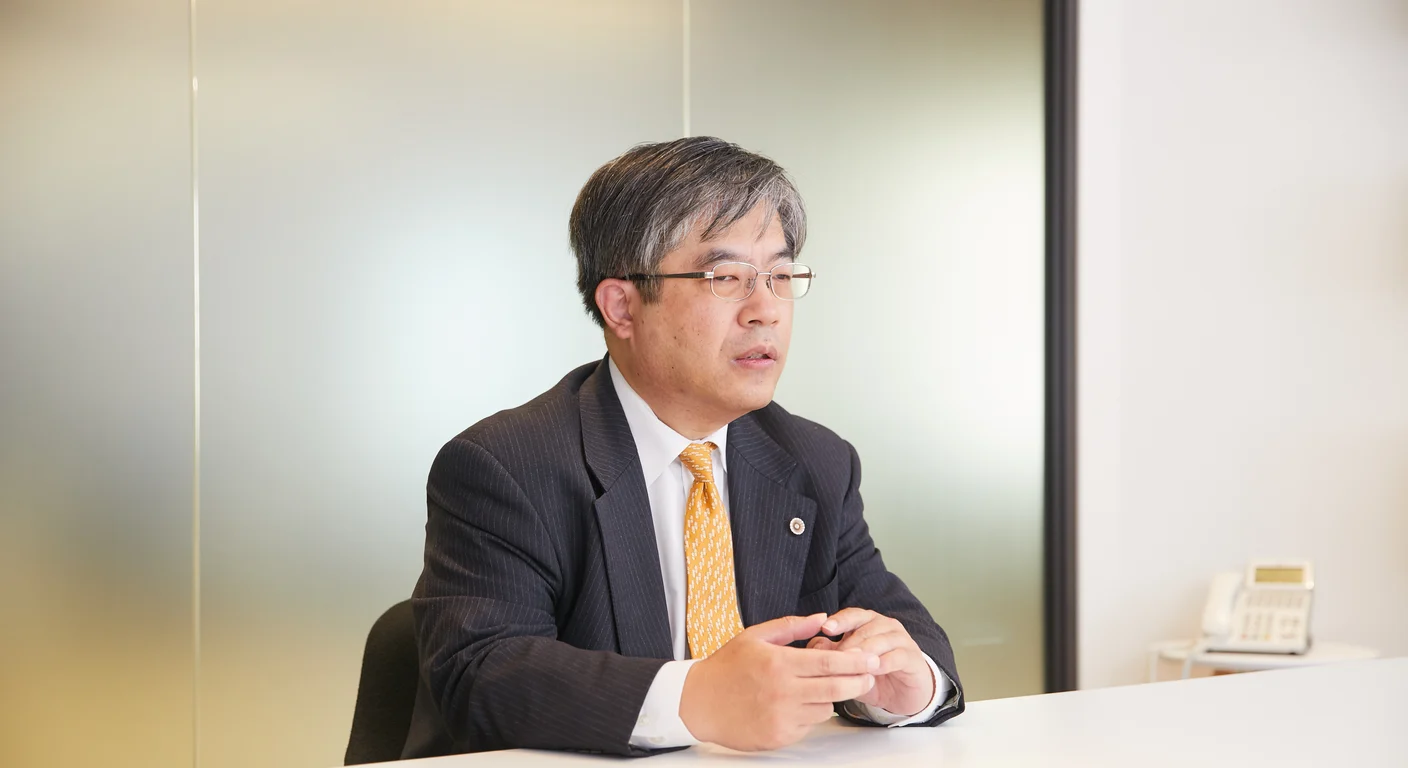 事務所で身ぶりを交えて説明する弁護士